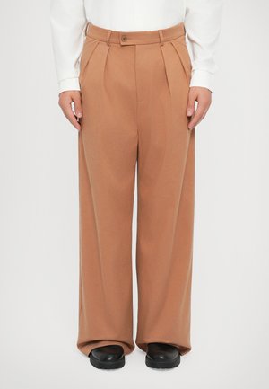 TROUSERS WITH PLEATS - Kelnės - camel