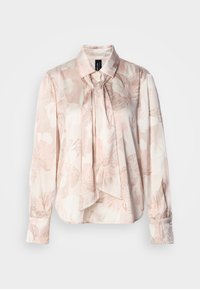 Blůza s dlouhým rukávem z jemně růžové látky s květinovým vzorem. Má límec a uzlík na krku, manžety na knoflíky a volný střih.