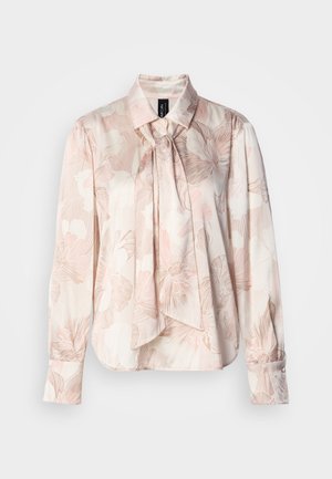 Langärmlige Bluse aus hellrosa Stoff mit floralem Muster. Verfügt über einen Kragen und eine Bindedetail am Hals, geknöpfte Manschetten und eine entspannte Passform.