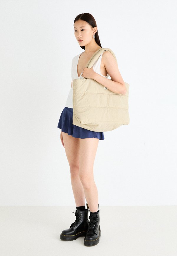 SASJA ICON KEY - Tote bag - trench coat2