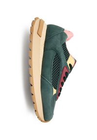 Zapatilla de ante verde y malla con suela beige, área de cordones en color burdeos, acentos amarillos y detalle de talón rosa, mostrada de lado.