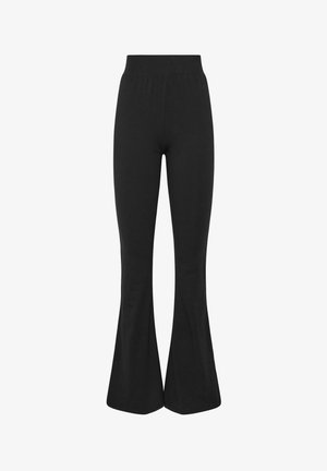 Czarne spodnie z wysokim stanem, dopasowane w udzie i rozszerzane na nogawkach, na białym tle.