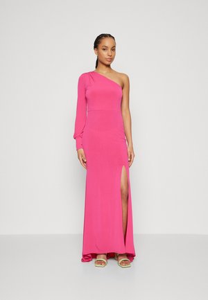 Robe maxi fuchsia à une épaule avec une fente haute sur la cuisse. Texture de tissu lisse, design ajusté et une légère traîne à l'arrière.