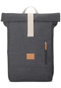 Zaino grigio con chiusura a rotolo, dotato di una cinghia crema e una toppa in pelle. Presenta una tasca laterale con cerniera e un tessuto testurizzato. Forma rettangolare.