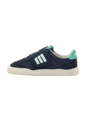 Zapatillas azul marino con parte superior de tejido texturizado, una correa de velcro, suela blanca y acentos en verde menta. Presenta un detalle de logo en el lateral.
