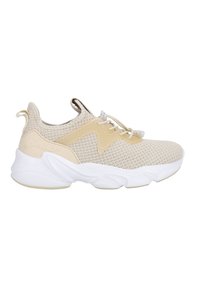Baskets beige avec une tige en mesh, des panneaux texturés et une semelle blanche incurvée. Comprend des lacets élastiques et une languette au talon.