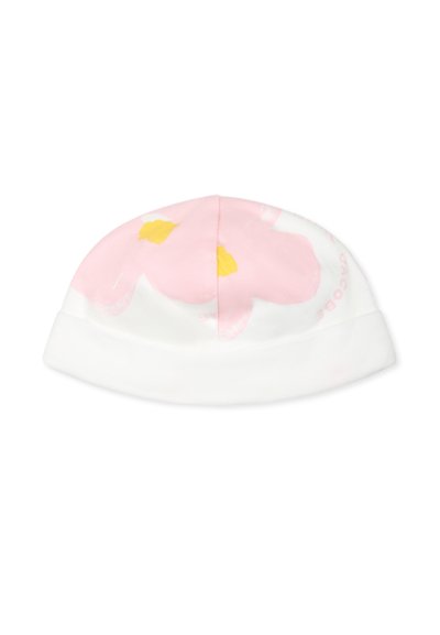 Bonnet en coton rose avec un revers blanc, ornée de motifs de fleurs jaunes et d'une texture lisse. Forme structurée avec un sommet arrondi.