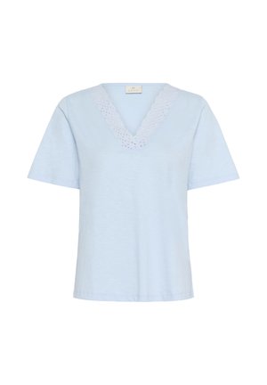 T-shirt bleu clair à manches courtes, décolleté en V avec un bord en dentelle. Texture douce et lisse avec une coupe décontractée. Pas de motifs supplémentaires.