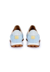 Hellblaue Sportschuhe mit Obermaterial aus Wildleder, kontrastierender weißer und brauner Sohle sowie einem quadratischen Akzent an der Ferse. Rückansicht.