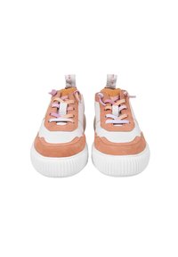 Sneakers con tomaia in pelle bianca con dettagli in suede rosa chiaro e arancione, suola in gomma bianca spessa e lacci a contrasto.