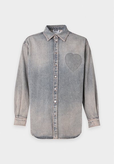 Chemise en denim gris à manches longues, avec un col et un cœur cousu sur le côté gauche de la poitrine.