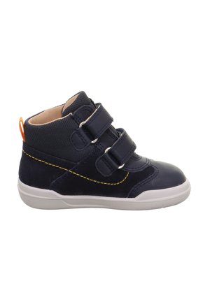 Marineblaue High-Top-Schuhe aus strukturiertem Stoff mit Wildlederakzenten, ausgestattet mit zwei verstellbaren Klettverschlussriemen und einer weißen Gummisohle.