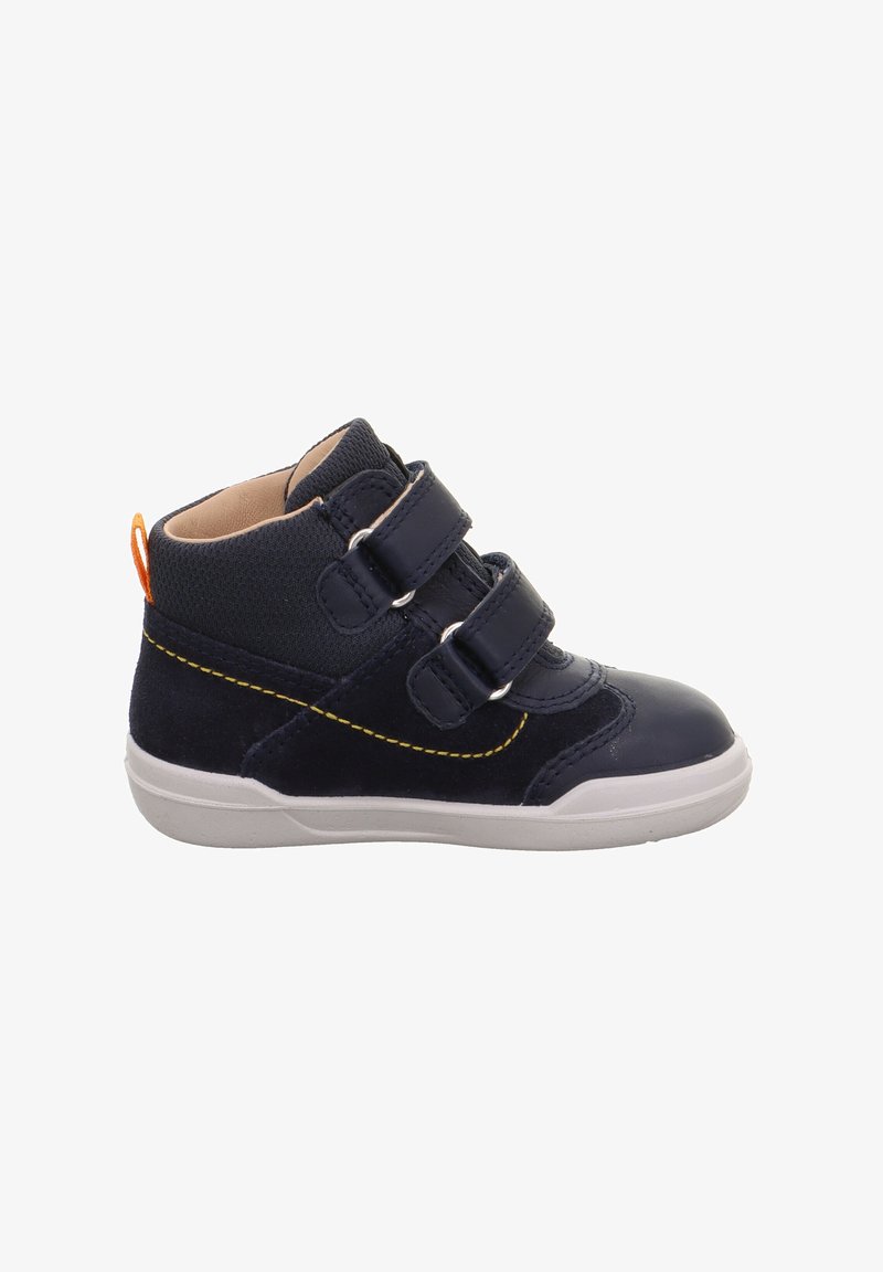 Marineblaue High-Top-Schuhe aus strukturiertem Stoff mit Wildlederakzenten, ausgestattet mit zwei verstellbaren Klettverschlussriemen und einer weißen Gummisohle.
