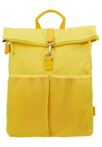 Mochila amarilla con tapa plegable y cremallera, material sintético, bolsillo frontal de malla y un asa resistente para facilitar el transporte.