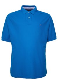 Blå pikétröja i bomullsblandning, med klassisk krage, placket med två knappar och en liten logotypdetalj på bröstet. Korta ärmar.