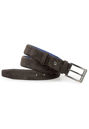 Cinturón de ante gris con una textura suave, que presenta una hebilla rectangular de plata y un forro azul en el interior. Múltiples orificios de ajuste.