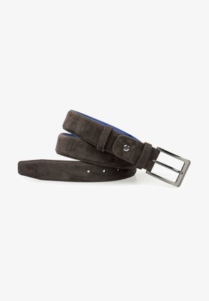 Grijze suède riem met een gladde textuur, voorzien van een zilveren rechthoekige gesp en blauwe voering aan de binnenkant. Meerdere verstelgaten.