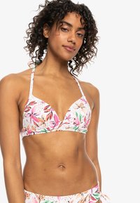 Bloemige bikinitop in roze en groene tinten met een V-hals, halterbandjes en een textuurstof met een levendig botanisch patroon.
