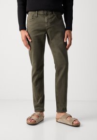 Antony Morato KURT COMFORT - Traperice suženog kroja - dark olive