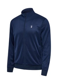 Giacca zip-up blu navy realizzata in tessuto morbido, con colletto alto e dettaglio del logo bianco nella parte superiore sinistra. Polsini e orlo a coste.
