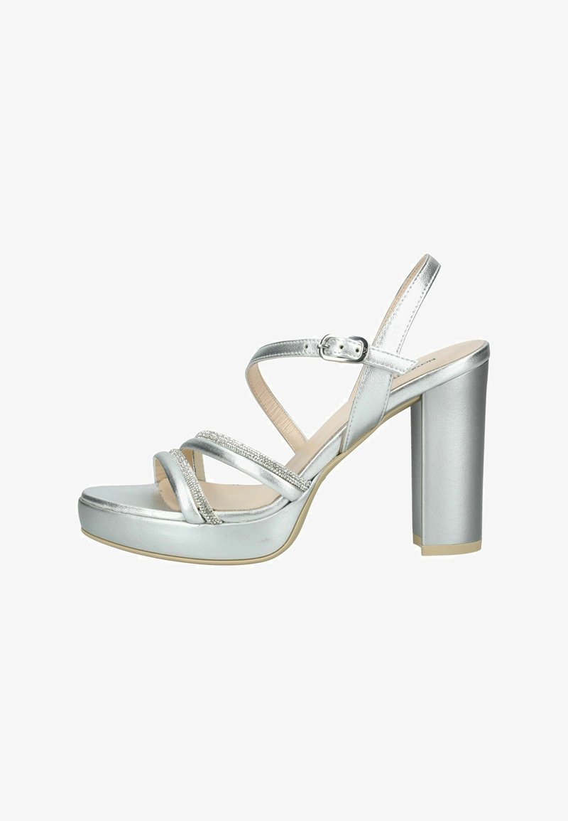 Sandale argentée à talons hauts avec plateforme, trois lanières avant dont une ornée de strass, et une bride réglable à la cheville avec boucle.