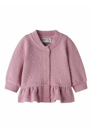 Veste bébé texturée rose avec boutons-pression sur le devant, poignets et col côtelés, et un ourlet froncé à la taille.