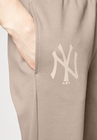 New Era Klubbkläder - light brown