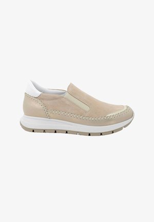 Scarpa casual beige senza lacci con colletto imbottito bianco, dettagli cuciti, pannelli laterali elastici e suola spessa in gomma bianca.
