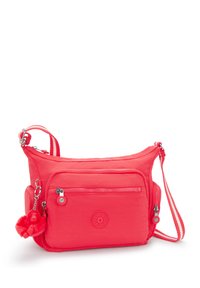 Rote Nylon-Crossbody-Tasche mit verstellbarem Schultergurt, vorderer Reißverschlusstasche, Logopatch und einem flauschigen Anhänger, der am Reißverschluss befestigt ist. Glatte Textur.