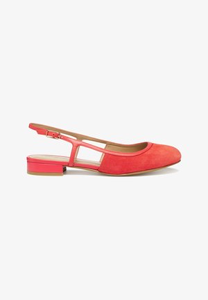 Chaussure plate slingback en daim rouge avec un petit talon carré et une bride réglable à boucle.