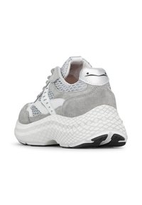 Sneakers atletici grigi e bianchi con parte superiore in rete, dettagli in suede e suola texturizzata. Presentano un design del tacco prominente e chiusura con lacci.
