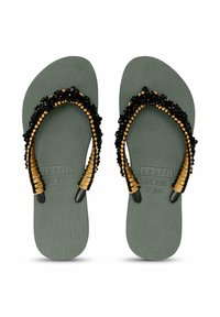 Zielone gumowe klapki z teksturowaną podeszwą, z czarno-złotymi koralikowymi paskami splecionymi razem oraz czarnymi przednimi paskami na palce.