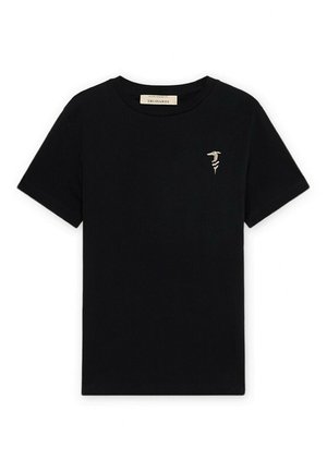 T-shirt noir à manches courtes et col rond avec un petit logo abstrait beige sur le côté gauche de la poitrine et une étiquette blanche à l'intérieur du col.