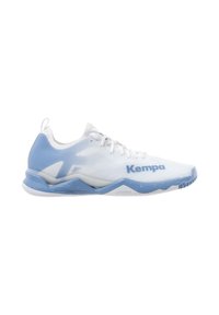 Weißer Sportschuh mit hellblauen Akzenten, Netzobermaterial, strukturiertem Oberflächen und einem markanten Sohlen-Design. Mit "Kempa"-Logo an der Seite.