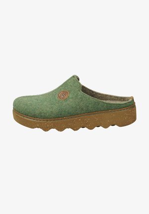 Zapatilla de fieltro verde con puntera redondeada, plantilla acolchada y suela de goma texturizada. Presenta un logotipo circular en el lateral.