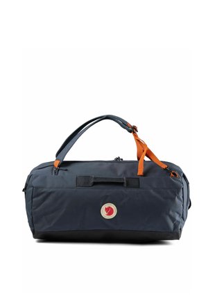 Dunkelblaue Duffel-Tasche mit schwarzem Boden, doppelten Griffen, orangem Riemen und rundem Logo mit rotem Fuchs auf der Vorderseite.