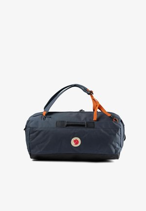 Dunkelblaue Duffel-Tasche mit schwarzem Boden, doppelten Griffen, orangem Riemen und rundem Logo mit rotem Fuchs auf der Vorderseite.