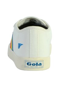 Zapatillas de lona blancas con un diseño de franjas de arcoíris en el talón, logo de Gola en la parte trasera y una suela de goma texturizada.