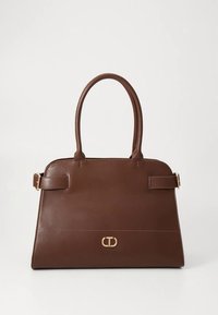 Hnedá kožená kabelka so štruktúrovaným dizajnom, hladkou textúrou, dvoma rúčkami a zlatým logom vpredu. Má bočný remienok.