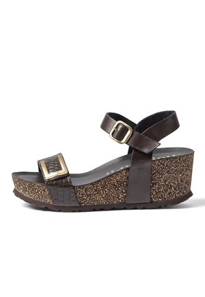 Sandalia cuña marrón con plataforma con patrón de corcho, dos tiras ajustables y hebillas doradas sobre fondo blanco.