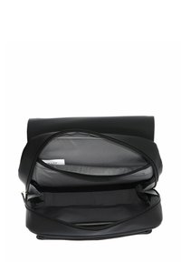 Czarna skórzana torba z klapką, z przestronnym szarym wnętrzem, jedną kieszenią zapinaną na zamek oraz wieloma przegrodami do organizacji.