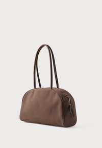 Bolsa de mão em couro castanho com duas alças longas, forma arredondada, textura suave, fecho de correr e discretos detalhes em metal.