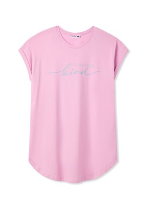 T-shirt rosa a maniche corte realizzato in tessuto morbido, con una scritta stampata blu "È FICO ESSERE gentile" sul davanti. Orlo arrotondato.