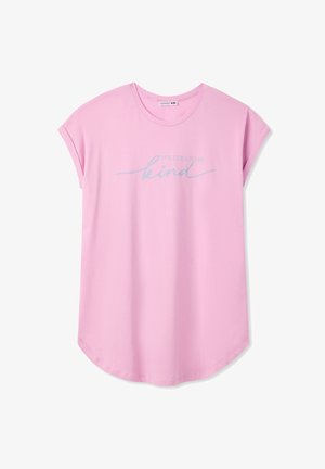 T-shirt rosa a maniche corte realizzato in tessuto morbido, con una scritta stampata blu "È FICO ESSERE gentile" sul davanti. Orlo arrotondato.