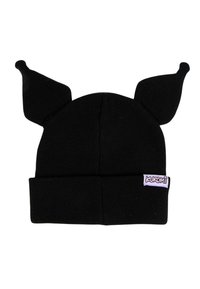 Cappello di lana nera con due orecchie a punta in cima. Presenta un risvolto e una piccola etichetta viola con la scritta "Kuromi."