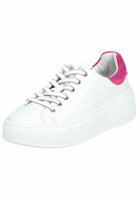 Sneaker bianco con lacci, rifinito in pelle liscia, con un accento in suede rosa sul tallone e suola bianca sollevata, dotato di occhielli metallici argentati.