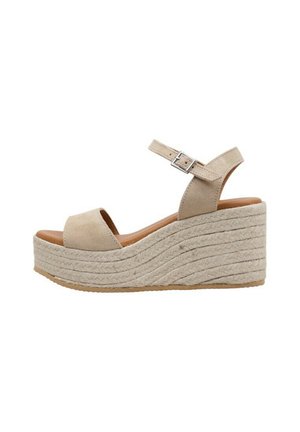 Sandalia de cuña de esparto beige con una amplia correa frontal, hebilla en el tobillo y suela de cuerda texturizada. Tacón elevado con detalle de patrón en forma de ola.