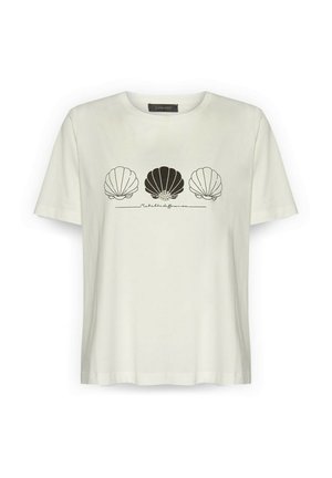 Witte T-shirt met korte mouwen met drie schelpenillustraties over de borst, waarvan één zwart ingevuld, en cursieve tekst onder de schelpen.