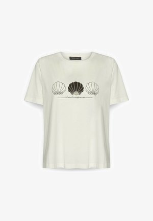 Weißes T-Shirt mit kurzen Ärmeln und drei Muschelillustrationen über der Brust, eine ausgefüllt in Schwarz, und kursivem Text unter den Muscheln.