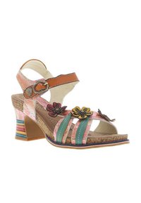 Sandale à brides avec un talon en liège. Présente des accents floraux multicolores, des matériaux rose, vert et marron, ainsi qu'une bride à boucle pour la fermeture.